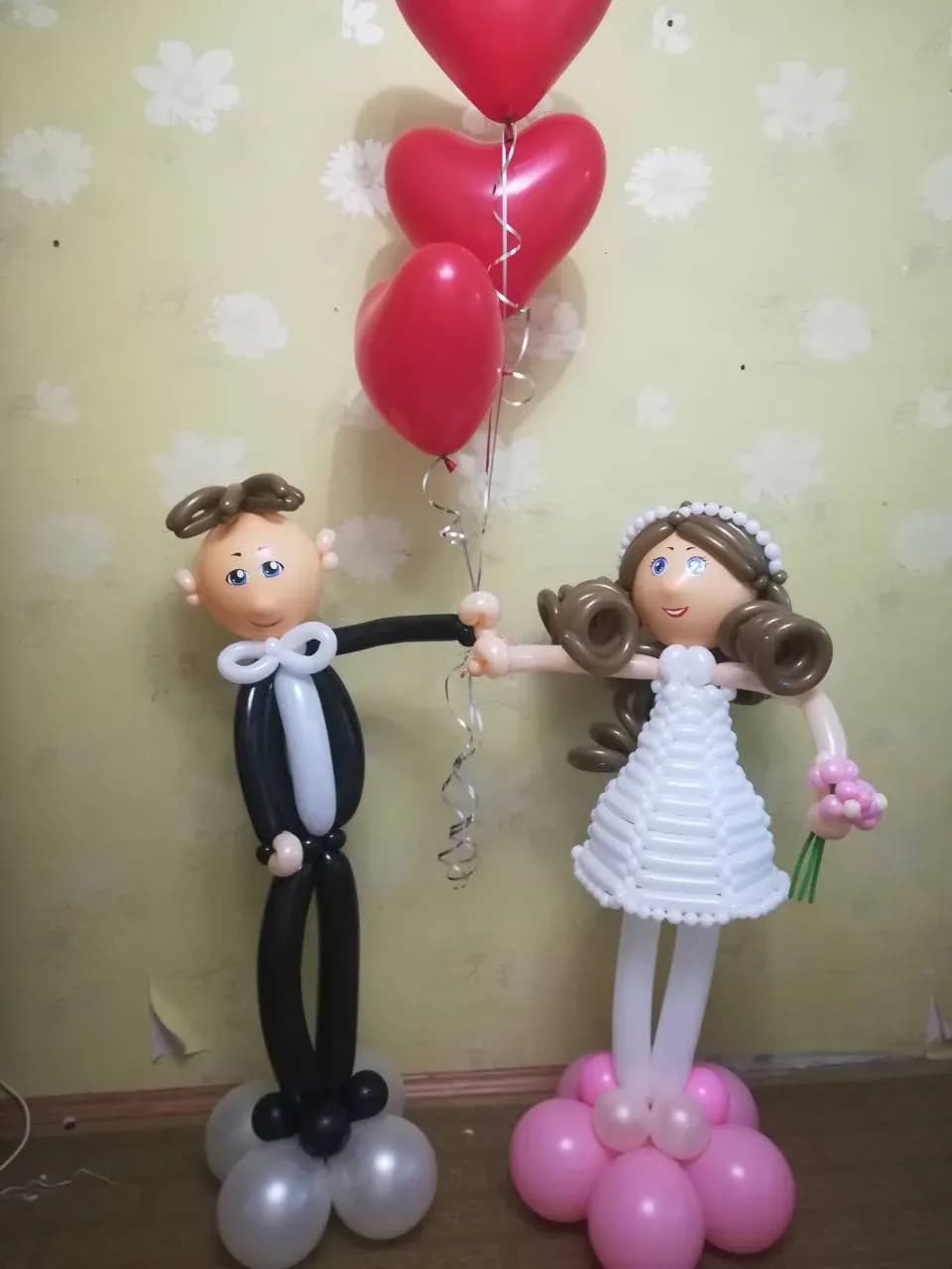 Свадебные фигуры жениха и невесты из шаров
