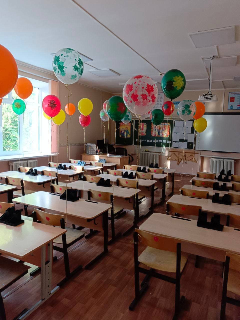 Осенние шары с листьями в классе