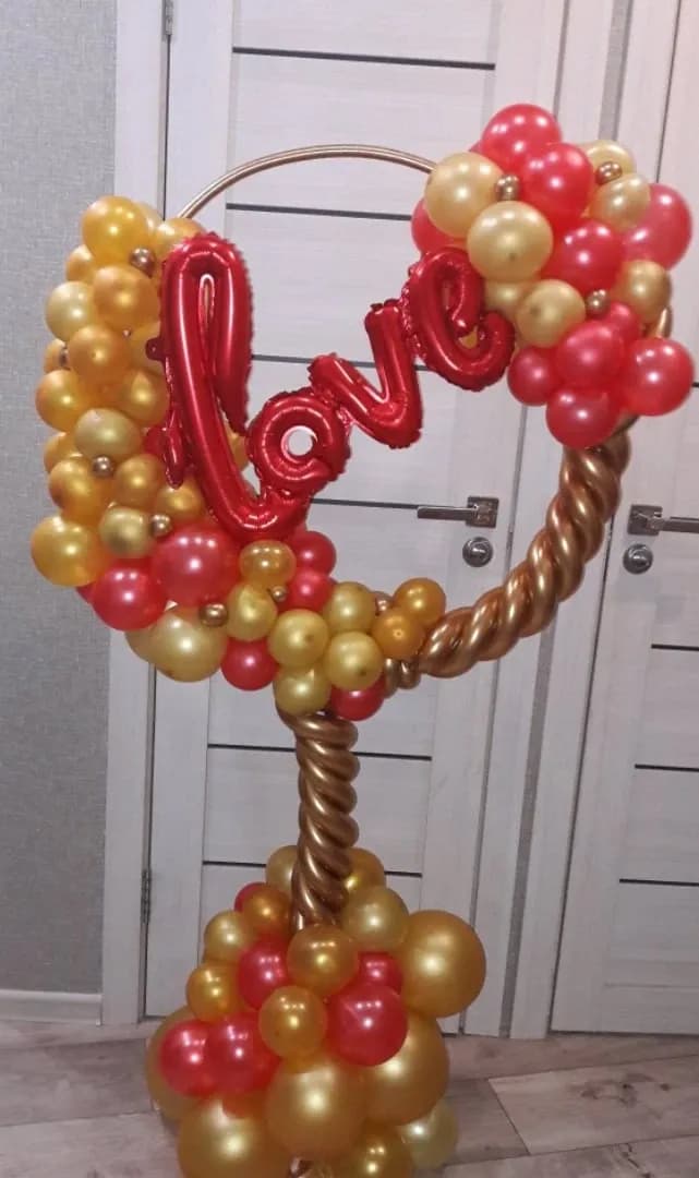 Сердце-стойка «love» красно-золотое
