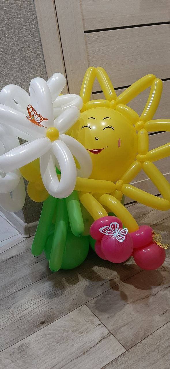 Фигура солнца с ромашкой и бабочками