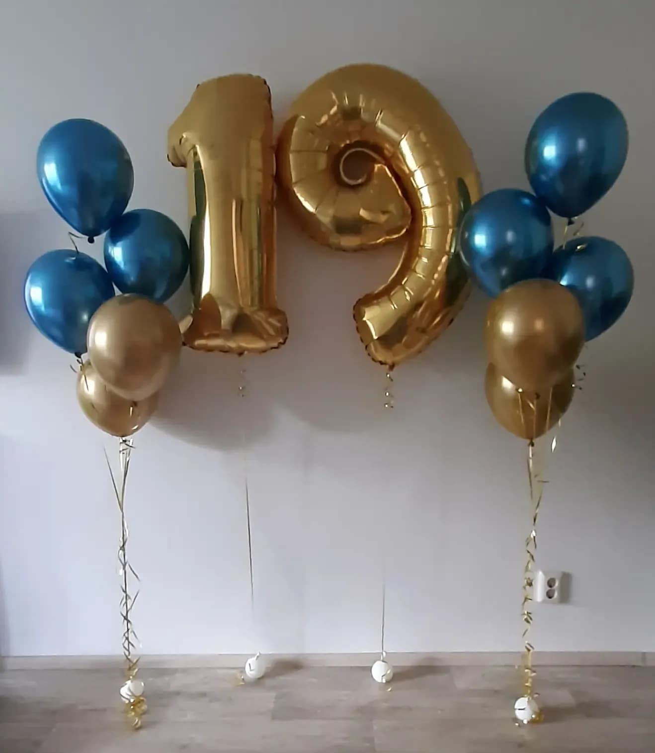 Оформление на 19 лет — золотая цифра и фонтаны