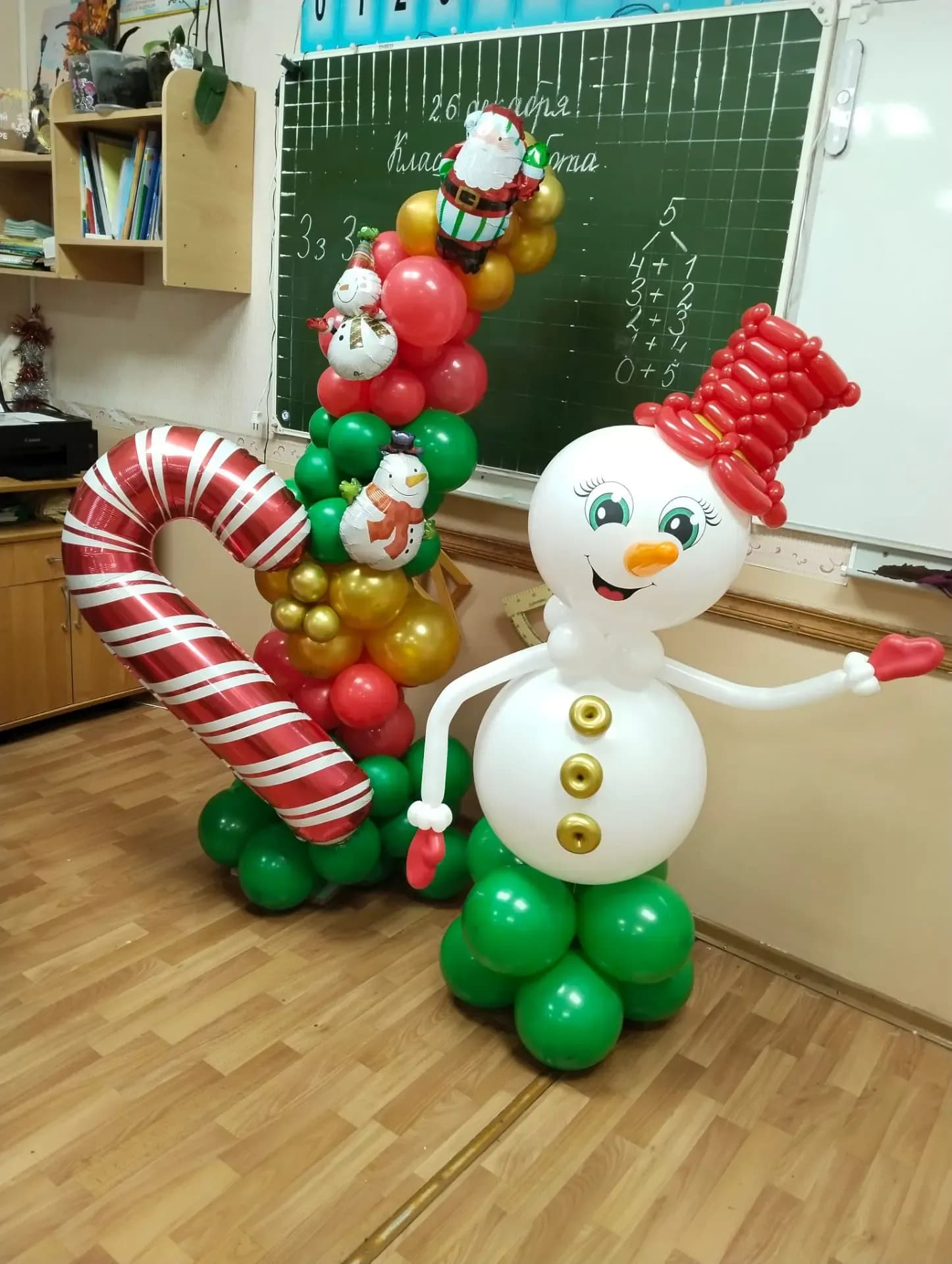Новогоднее оформление класса — снеговик и карамельная колонна