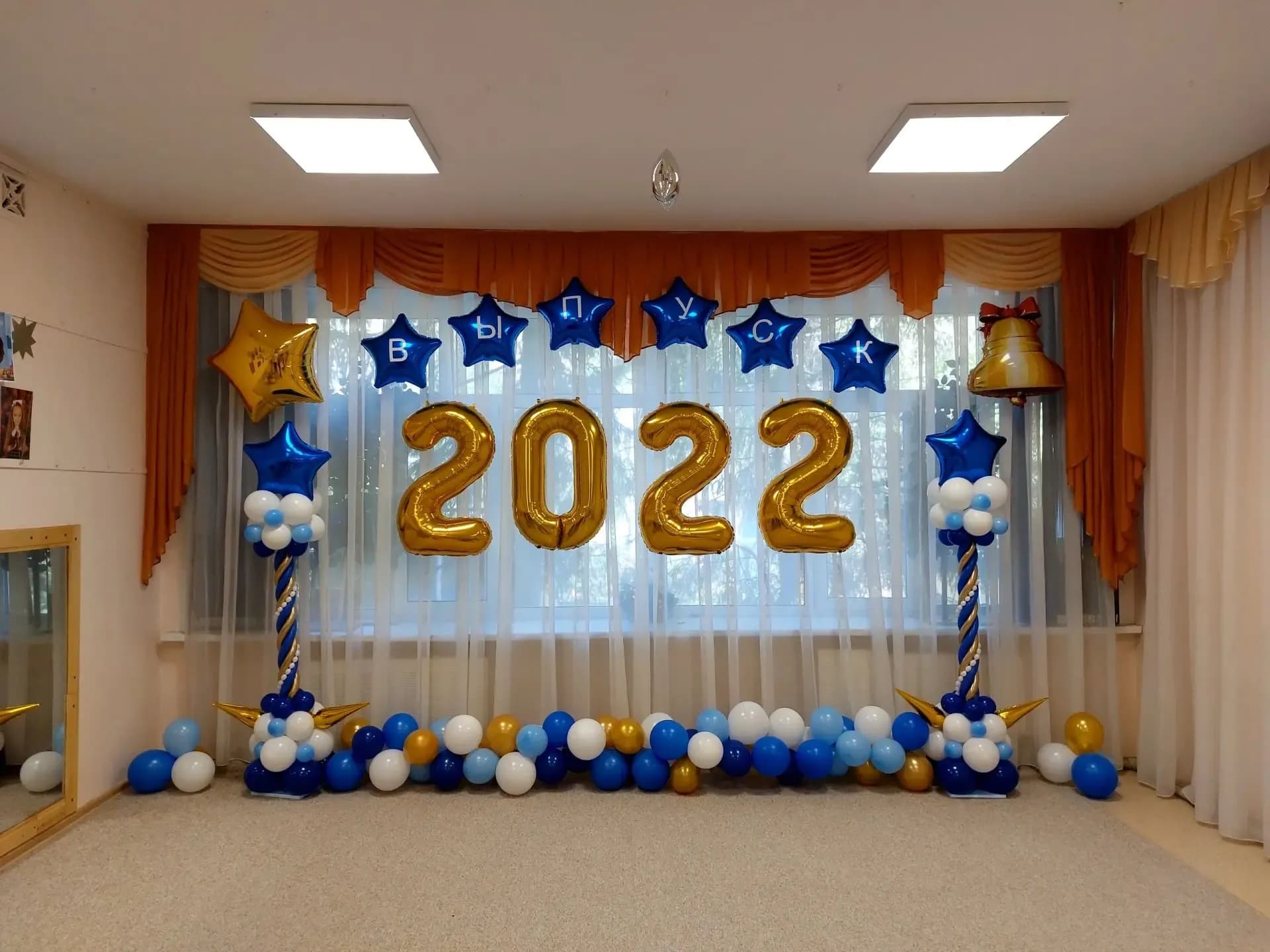 Оформление зала на выпускной 2022 — синий и золото